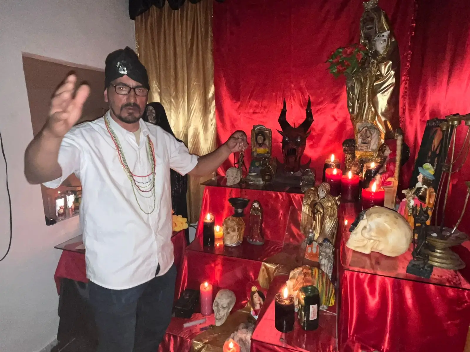 Maestro Tadeo Granada frente a su altar espiritual